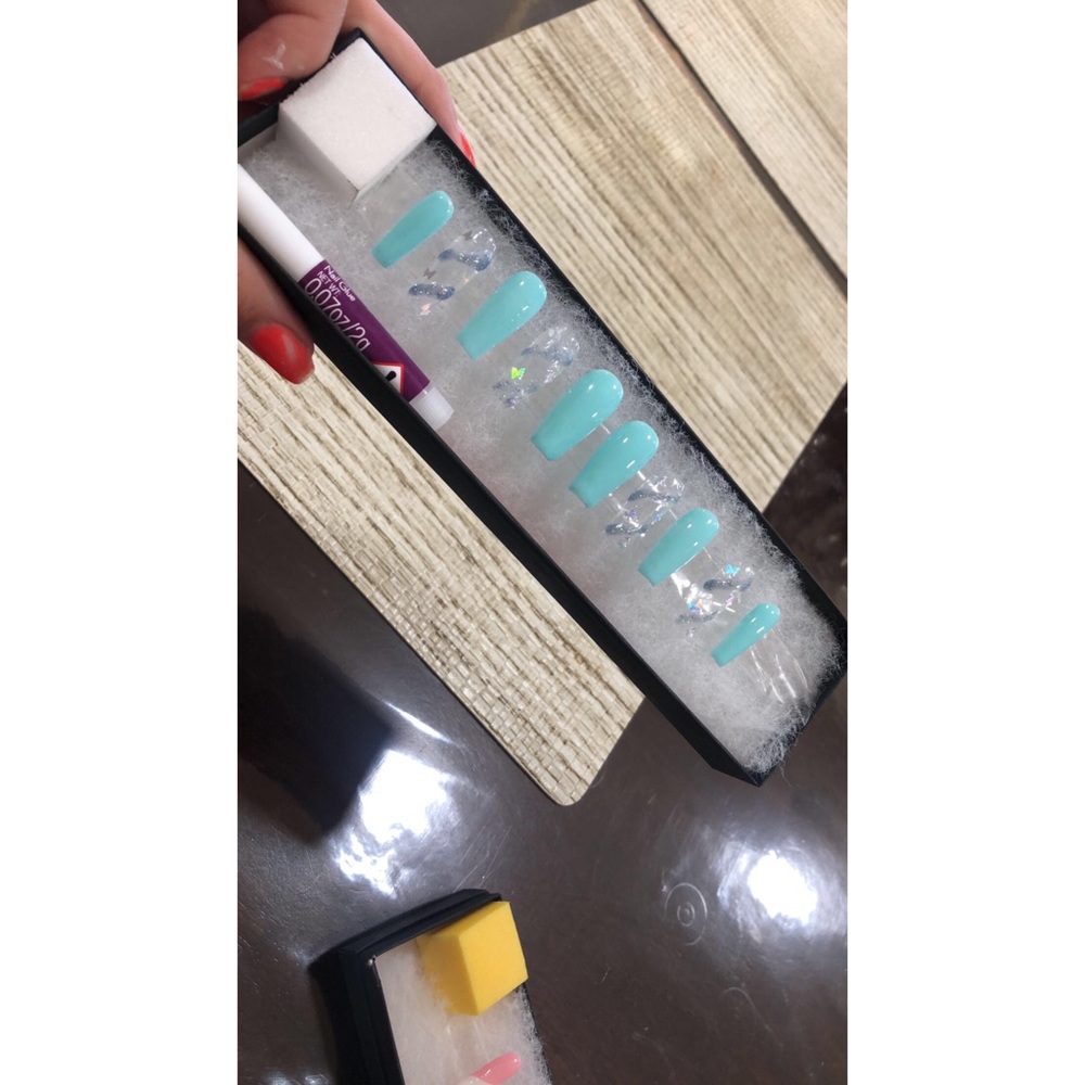 Press on nails